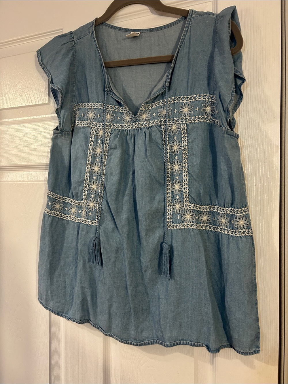 Old Navy Sz M Light Blue Embroidered V-Neck 100% lyocell Top